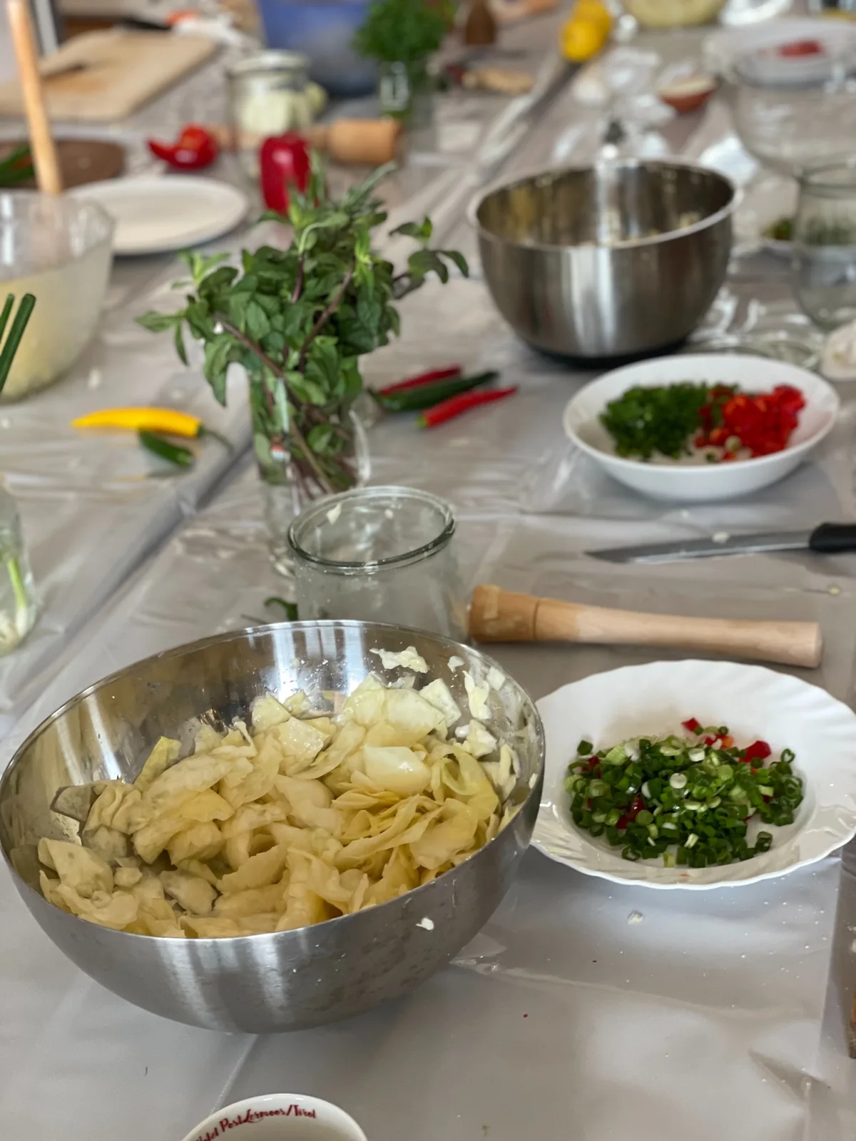 Arbeitsplatz mit Zutaten und Fermentiermaterialien